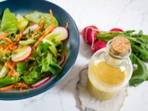 Molho fácil para salada de mostarda e bordo de 10 minutos ou menos