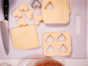 Lindas mordidas de mussarela em formato de coração – aperitivos para o dia dos namorados