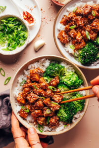 Tofu picante com gergelim e alho (30 minutos!)